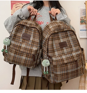 Vue détaillée du sac à dos en nylon à carreaux vintage avec logo en cuir et peluche