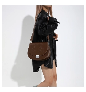 Détail de gaufrage en relief sur sac bandoulière vintage en cuir PU marron pour femme