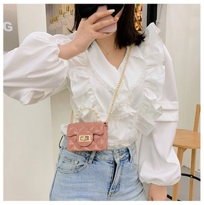 Détail du mini sac en gelée rose pour filles avec poignée en perles et matelassé