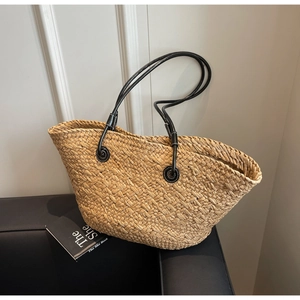 Sac cabas tissé en paille avec poignées en cuir noir au design minimaliste chic