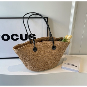 Sac fourre-tout en paille fait main avec anses noires pour un look de vacances d'été