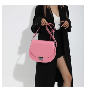 Gros plan sur le sac besace en cuir PU rose avec motif floral et boucle argentée