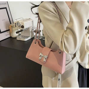 Borsa a spalla rosa in pelle PU con fibbia a fiocco argento e tracolla a catena