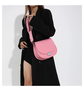 Sacoche rose en cuir PU avec boucle en métal argenté et motifs floraux en relief