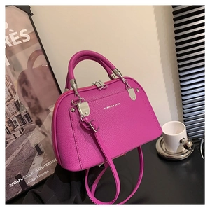 Sac à bandoulière chic magenta en forme de coquille avec texture litchi et zip argenté