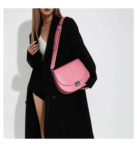 Détail du sac bandoulière rose en PU avec motif hexagramme et large bandoulière