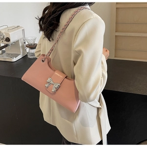 Borsa a spalla in pelle PU rosa con fibbia a fiocco in metallo argento e catena