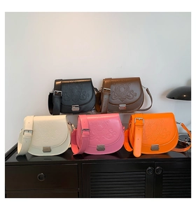 Détail de sacs bandoulière vintage en cinq couleurs avec motifs floraux gaufrés