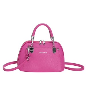 Sac à main bandoulière tendance en cuir grainé rose foncé avec ferrures argentées