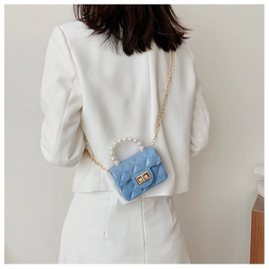 Détail du mini sac matelassé bleu clair avec anse perle et bandoulière chaîne