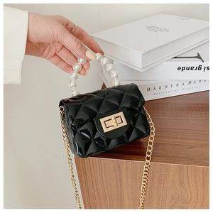 Détail du mini sac matelassé noir avec poignée en perles et fermoir rotatif doré