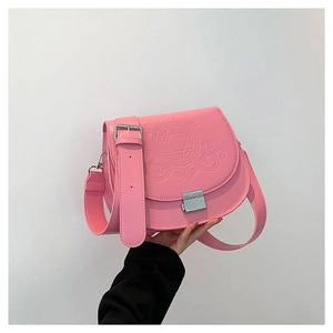 Sacoche rose en cuir PU avec gaufrage géométrique et large bandoulière