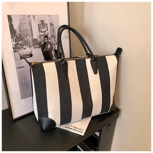 Borsa tote minimalista in tela a righe bianche e nere con dettagli in pelle nera donna