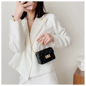 Détail du mini sac matelassé noir avec poignée en perles et bandoulière chaîne dorée