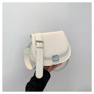Sacoche selle blanc crème minimaliste avec motif géométrique gaufré et large bandoulière