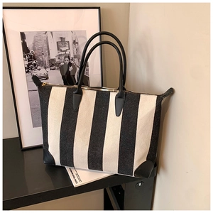 Elegante borsa tote in pelle PU a righe bianche e nere con manici e chiusura a cerniera