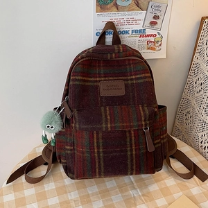 Sac à dos vintage à carreaux avec breloque en peluche et étiquette en cuir