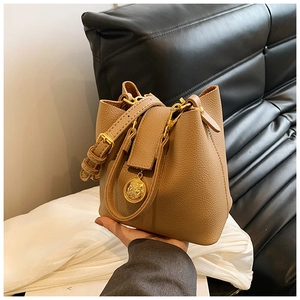 Sac Seau pour Femmes en Cuir PU Grain de Litchi Avec Pendentif en Relief Doré Mode Sac à Épaule Bandoulière Minimaliste Urbain