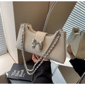 Elegante borsa a spalla in pelle PU beige con fibbia a fiocco argento e tracolla a catena