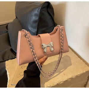 Borsa a tracolla in pelle PU rosa con fiocco metallico argento e catena intrecciata da donna