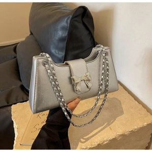 Borsa a tracolla argentata minimalista da donna con un elegante fiocco decorativo in metallo
