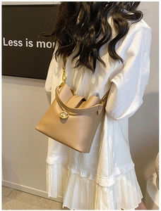 Détail du sac à bandoulière en cuir PU beige avec motif litchi et fermoir doré chic