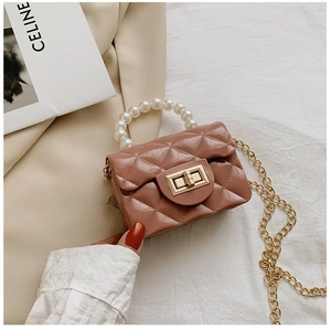 Détail du mini sac matelassé rose en gelée avec poignée en perles et chaîne dorée