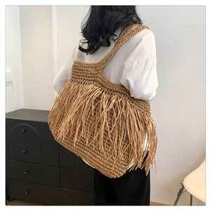 Borsa a tracolla in paglia alla moda con lunghe nappe a frange e design intrecciato grande