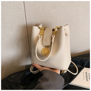 Sac seau élégant en cuir PU blanc cassé à texture litchi avec charms dorés raffinés