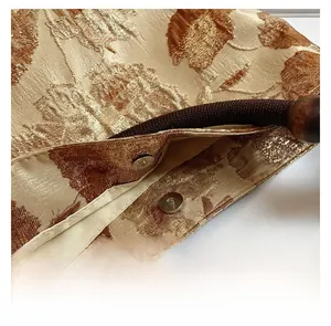 Detailansicht des Magnetverschlusses und des floralen Seiden-Jacquard-Stoffes der Tasche