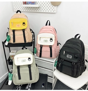 Vue détaillée de sacs à dos en nylon colorés avec badges mode et pendentifs cactus