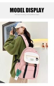 Sac à dos rose en nylon pour femme avec rabat blanc et charm cactus vert