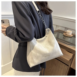 Elegante borsa hobo in PU crema con catena argentata mostrata in un ambiente di vita moderno