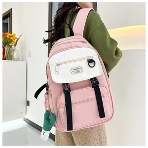 Sac à dos en nylon rose et blanc avec pendentif cactus vert et design multi-poches