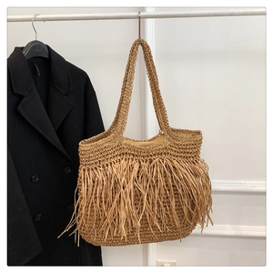 Borsa tote chic in paglia intrecciata con lunghe nappe a frangia e comodi spallacci