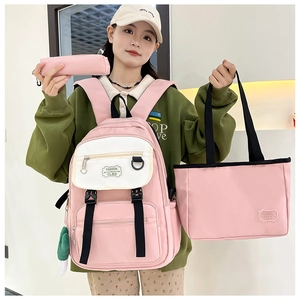 Ensemble trois pièces en nylon rose comprenant sac à dos, sac fourre-tout et trousse
