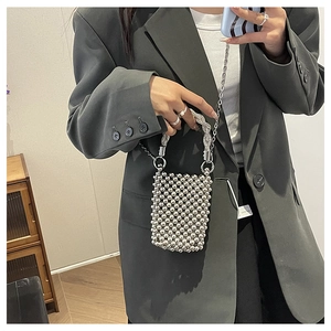 Mini sac argenté perlé avec poignée tressée et fine bandoulière en chaîne métallique
