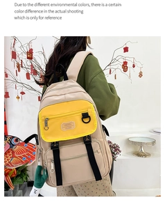 Détail du sac à dos en nylon multicolore avec boucles et poches multiples