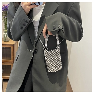 Détail du mini sac à perles métalliques argentées avec poignées et bandoulière