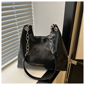 Borsa hobo alla moda in pelle PU lucida nera con catena in metallo argentato e manico