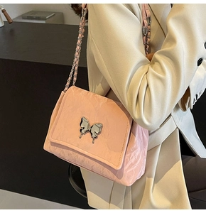 Détail du sac cabas en cuir PU rose avec boucle papillon argentée et bandoulière