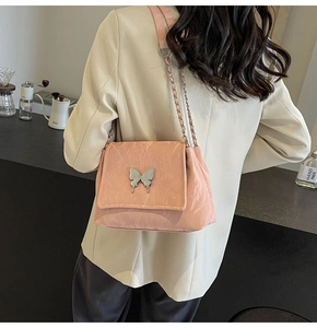 Sac fourre-tout rose plissé avec détail papillon porté avec un blazer beige chic