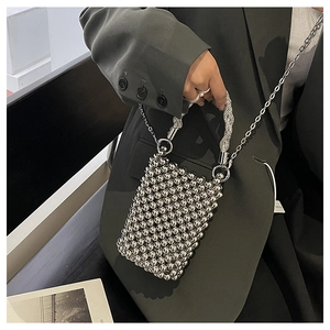 Détail du mini sac à main perlé argenté avec bandoulière chaîne et poignée torsadée