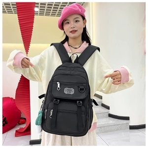 Détails d'un sac à dos en nylon fonctionnel avec multi-poches et étiquette de mode décorative