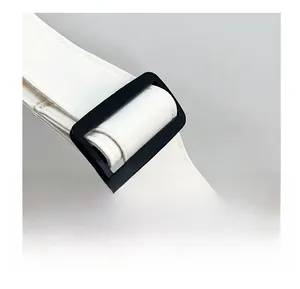 Dettaglio della fibbia in plastica nera su una borsa a tracolla in nylon bianco di tendenza