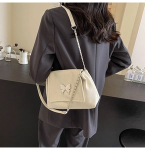 Détail du sac cabas blanc en PU avec ornement papillon 3D et bandoulière en chaîne