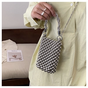 Détail du mini sac bandoulière argenté perlé avec texture tissée et chaîne