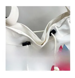Dettaglio della chiusura a coulisse su borsa tote in tela bianca con patch a stella
