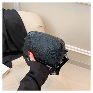 Sac bandoulière noir en cuir PU avec gaufrage camélia et large bandoulière graphique