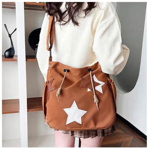 Vista dettagliata della borsa a tracolla in nylon marrone con una stella bianca